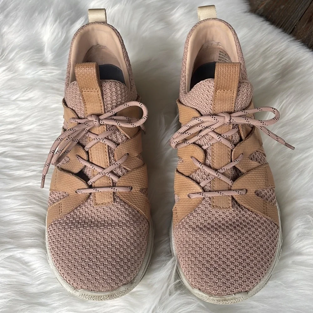 OTBT unison sneaker salmon blush EUC‎ Size 9
